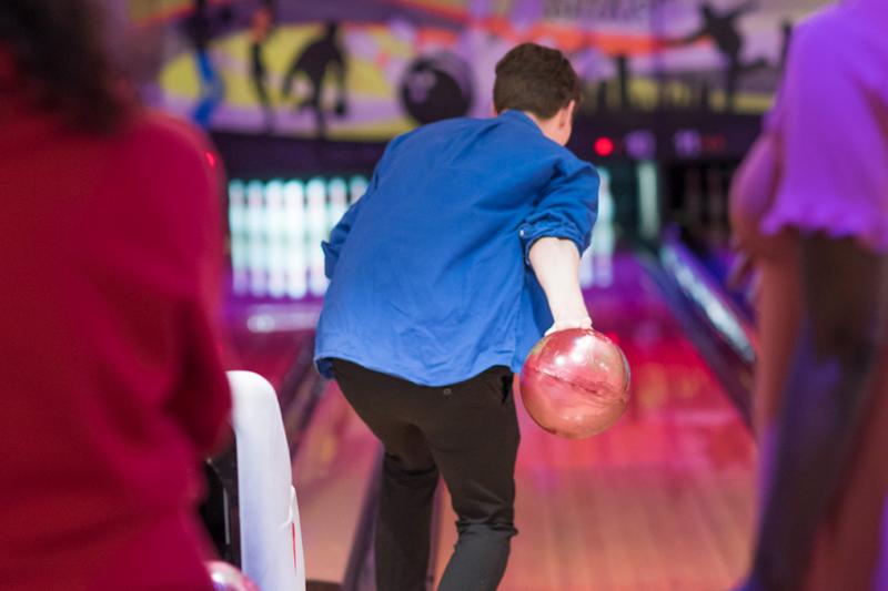 Man about to bowl at a ten pin bowling alley